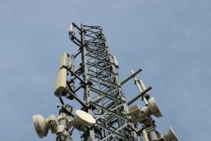 Antena para estación base utilizada para cobertura móvil en redes celulares GSM.