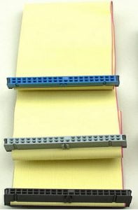 Cable PATA de 80 conductores con diferenciacion de los conectores por colores.